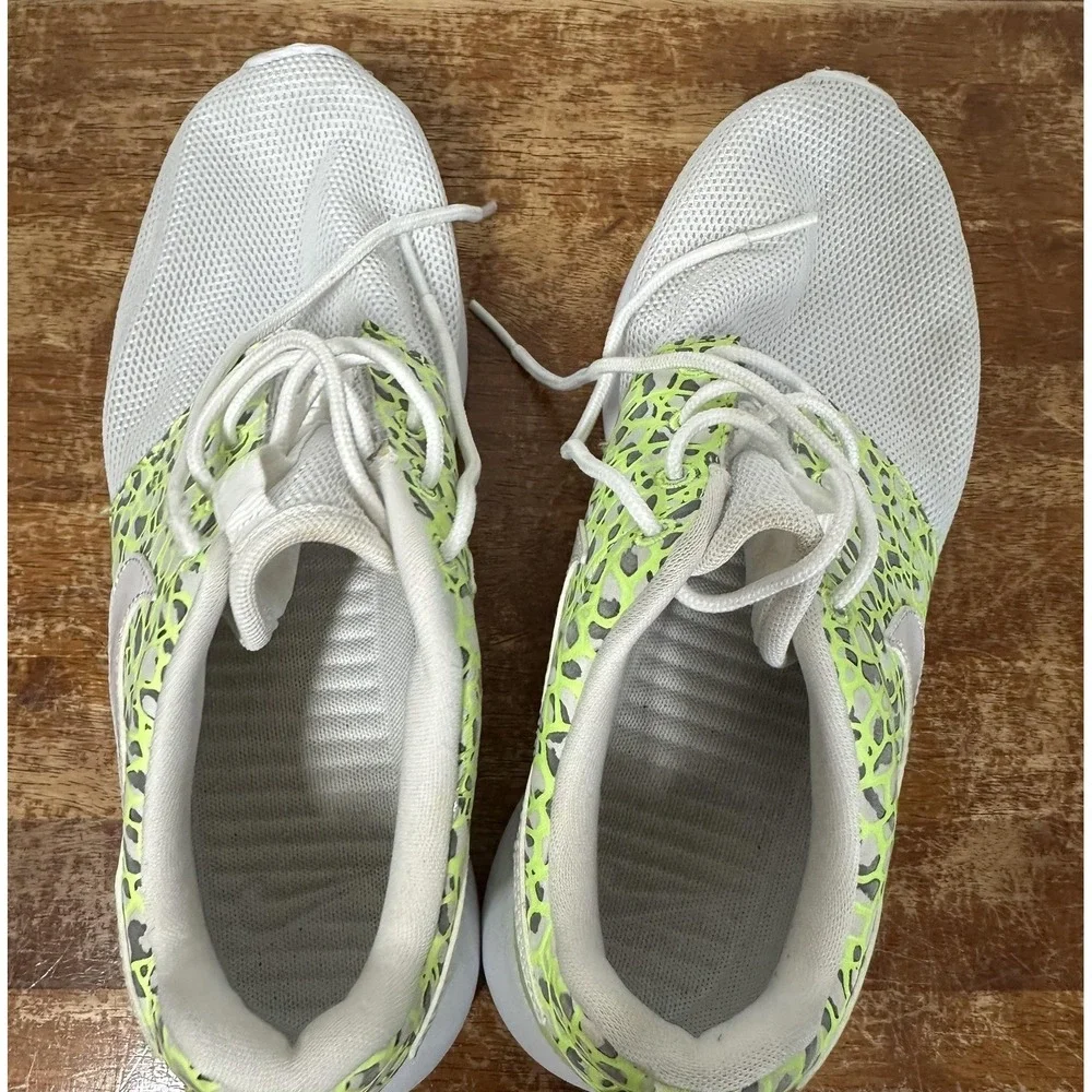 Nike Roshe One Shoes Womens Size 8 Safari‎ Print Volt 833928-100 Sneakers